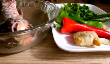 备好食材，鲫鱼宰杀后清理并冲洗干净