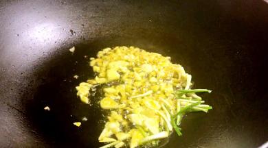 锅烧热油，爆香部分葱段，姜末和蒜末