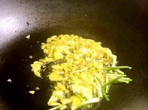 锅烧热油，爆香部分葱段，姜末和蒜末