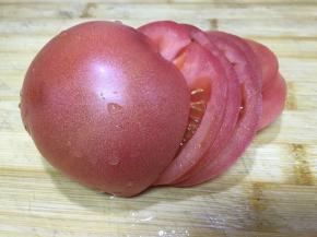 将西红柿洗净后切成片