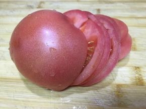 将西红柿洗净后切成片