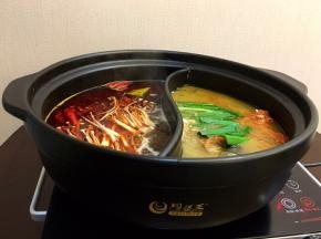 将准备好的金针菇放入辣汤中