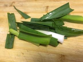 将大蒜苗洗净后切段