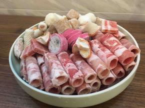 将火锅配料，羊肉卷，丸子类装盘