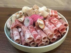 将火锅配料，羊肉卷，丸子类装盘