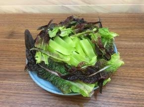 将莴苣洗净后入皮切段装盘