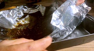 将锡纸把鲫鱼包裹好