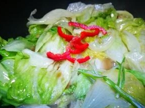 放入红椒丝