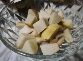 芋艿蒸熟切丁