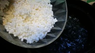 西米倒入锅中煮制