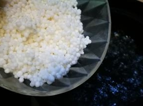 西米倒入锅中煮制