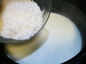 锅中放入牛奶我加入椰蓉白糖