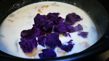 倒入红薯丁 紫薯丁和芋艿丁