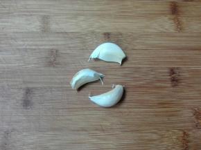 准备蒜瓣拍成蒜泥