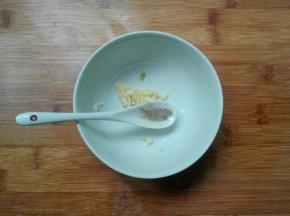 蒜泥放碗里，放少许黑胡椒粉