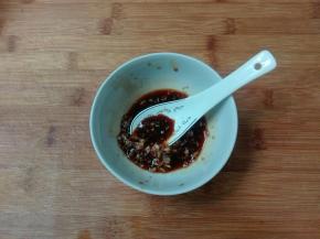 放两勺生抽，一勺香醋搅匀