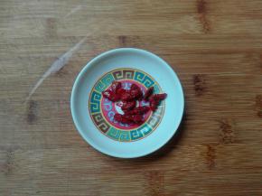 枸杞清洗干净开水烫一下