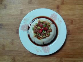 皮冻取出来切块，浇上蒜泥生抽香醋汁