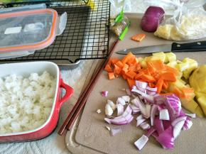 准备熟米饭一碗，放入瓷烤盘中。要放的菜准备好。