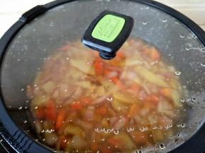 锅中加入油，放入菜翻炒，加入适量水和普罗旺斯香料，炖熟，稍微留一点汤，，放入一小撮黑胡椒粉，盐即可。