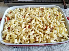 盖上马苏里拉芝士碎。