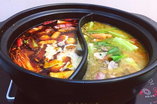 一锅俩用，清汤鲫鱼，辣汤重庆火锅