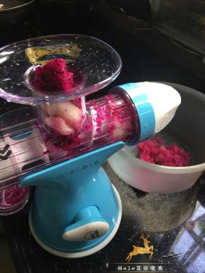 红火龙果和雪梨去皮切小块，放入果语原汁机混合榨汁，可以汁渣分离。