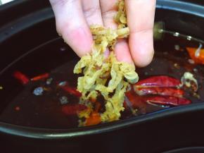 将干贝边放一大把入锅中