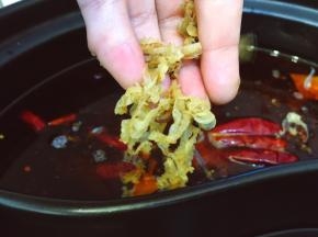 将干贝边放一大把入锅中