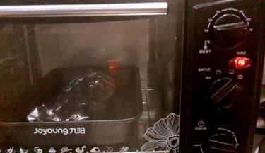 将装有鲫鱼的烤盘放入烤箱，220度烤15分钟