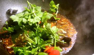 加入黑木耳、青、红椒，芹菜烧开