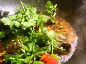 加入黑木耳、青、红椒，芹菜烧开