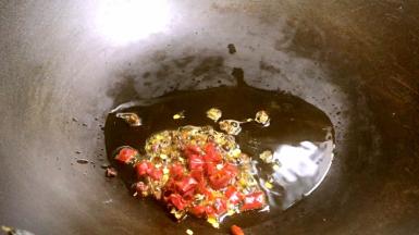 再热锅烧油，放入花椒和干红辣椒炒出香辣味