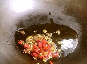 再热锅烧油，放入花椒和干红辣椒炒出香辣味