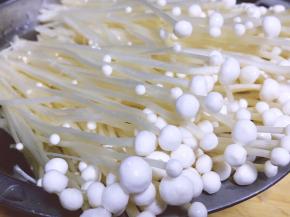 将金针菇洗净后切尾部，用手撕开放碗里