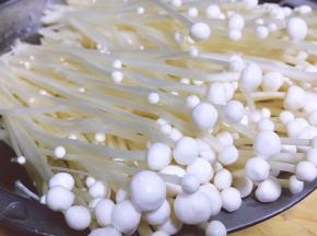 将金针菇洗净后切尾部，用手撕开放碗里