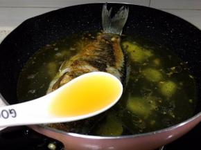 加入适量水，加一勺料酒