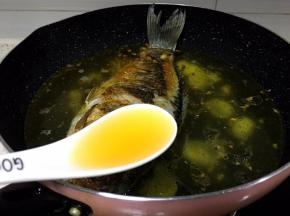 加入适量水，加一勺料酒