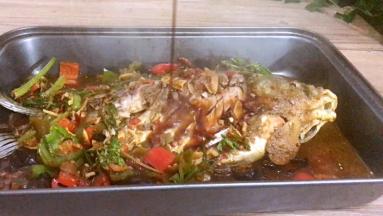 把刚做好的食材带汤倒入，装有鲫鱼的烤盘里，淋入蒸鱼豉油