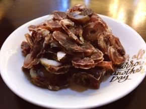 将香肠切薄片装盘准备好