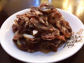 将香肠切薄片装盘准备好