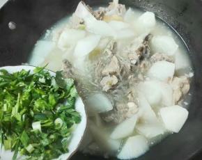 放香菜青蒜，羊排汤就做好了。