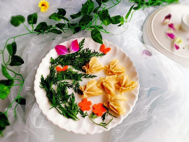 蝴蝶蒸饺+红枣彩米粥