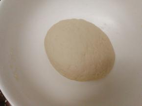 我采用烫面法，用开水和面，和好后包上保鲜膜饧几分钟