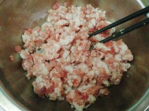 准备五花肉末