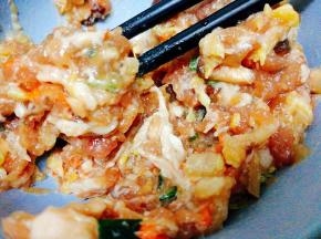 拌好的馅习惯性先取一部分肉馅开始包，其余的包上保鲜膜