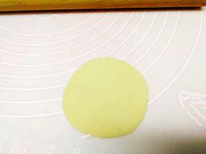 面团多揉，分成等同的小剂子，擀面皮