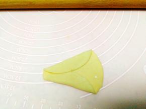 如图所示将面皮的两边卷上来，留下小半边不卷。

