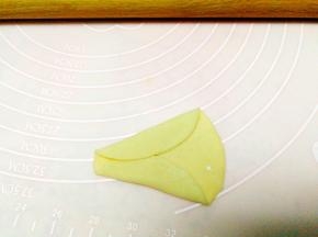 如图所示将面皮的两边卷上来，留下小半边不卷。

