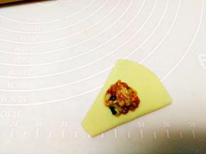 把面皮翻过来，放入馅心。



